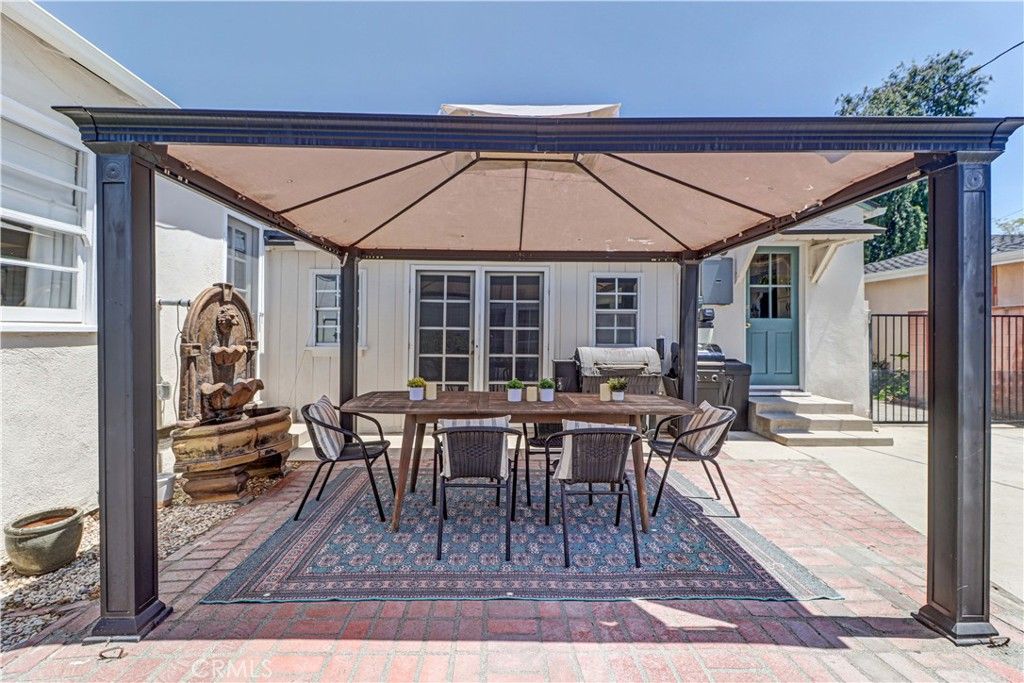 Image 27 of property listing at 317 N Beachwood Avenue, Burbank, CA 91506