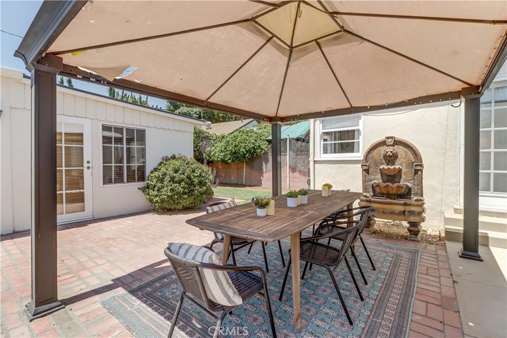 Image 28 of property listing at 317 N Beachwood Avenue, Burbank, CA 91506