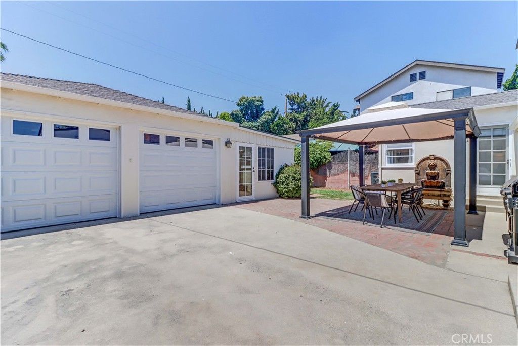 Image 29 of property listing at 317 N Beachwood Avenue, Burbank, CA 91506