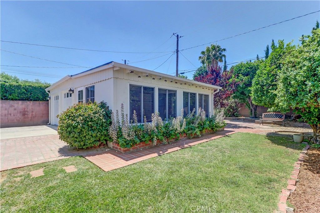 Image 31 of property listing at 317 N Beachwood Avenue, Burbank, CA 91506