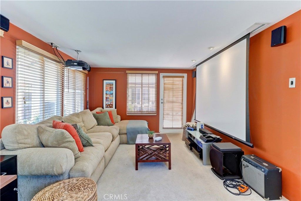 Image 32 of property listing at 317 N Beachwood Avenue, Burbank, CA 91506