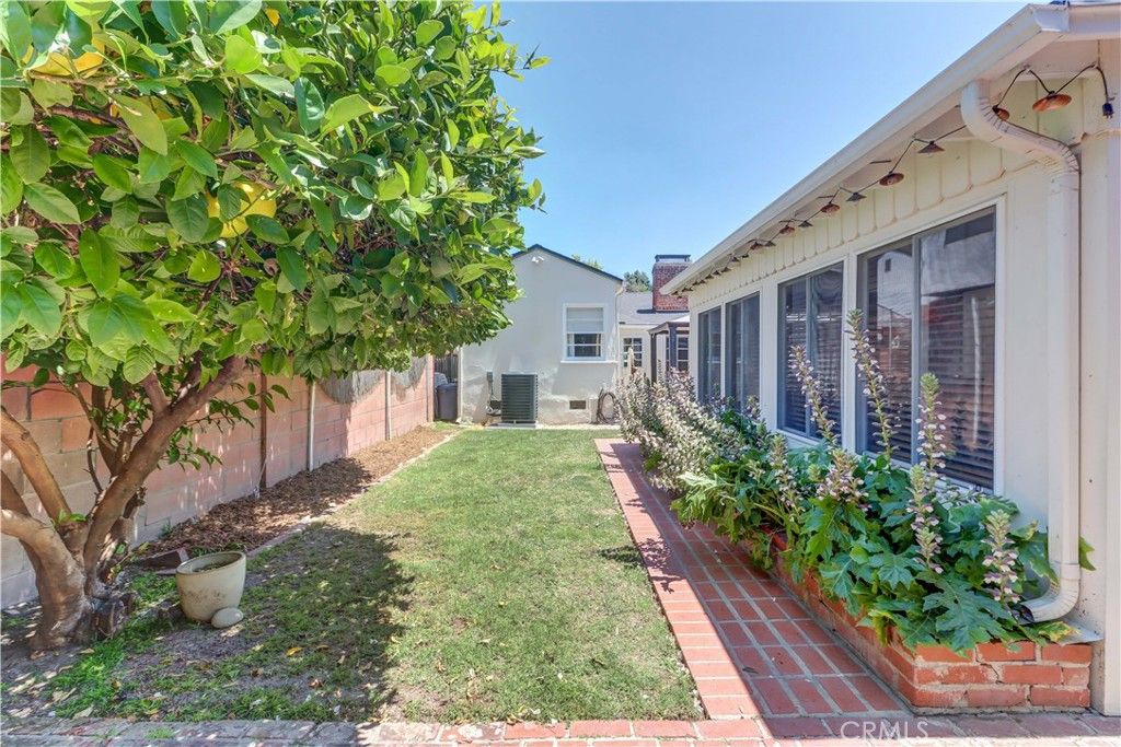 Image 35 of property listing at 317 N Beachwood Avenue, Burbank, CA 91506