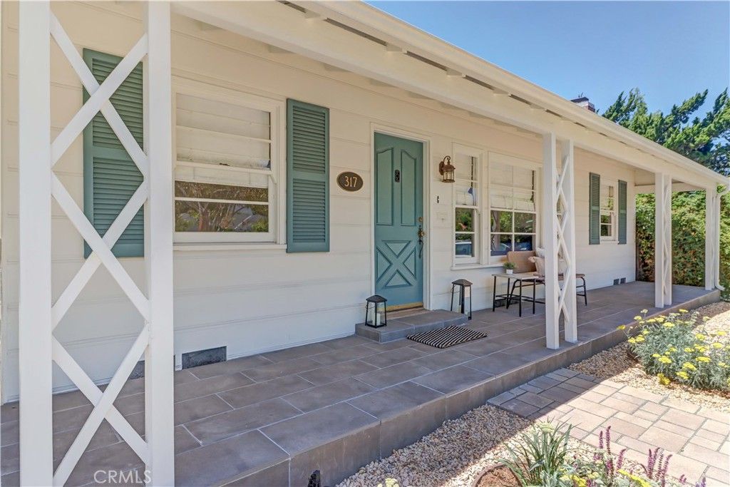 Image 4 of property listing at 317 N Beachwood Avenue, Burbank, CA 91506