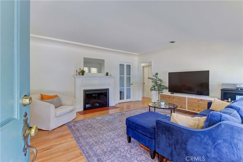 Image 5 of property listing at 317 N Beachwood Avenue, Burbank, CA 91506