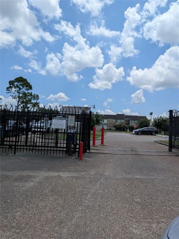 12214 Bob White Drive 122, Houston, TX 77035