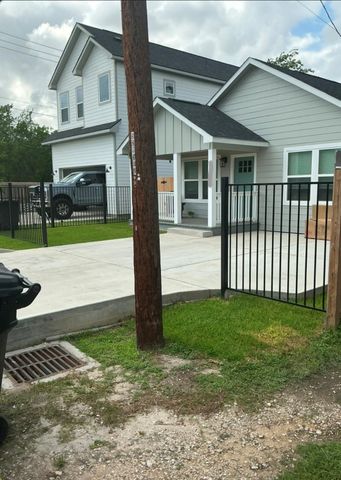 907 E 37th Street E, Houston, TX 77022