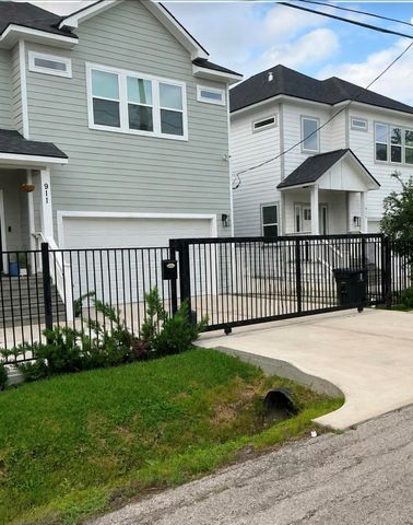 907 E 37th Street E, Houston, TX 77022