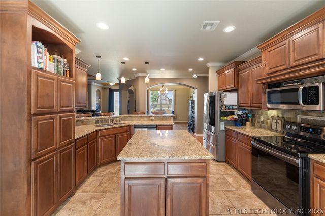18912 Spring Creek Lane, Claremore, OK 74017
