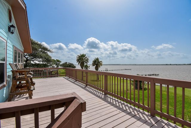 2116 W Bayshore Drive, Palacios, TX 77465