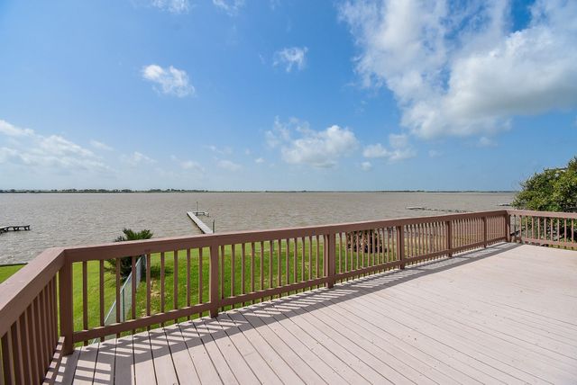 2116 W Bayshore Drive, Palacios, TX 77465