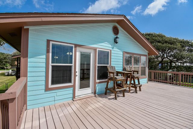 2116 W Bayshore Drive, Palacios, TX 77465