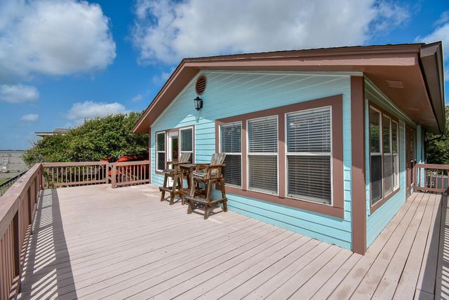 2116 W Bayshore Drive, Palacios, TX 77465
