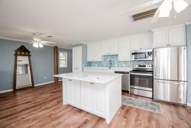 2116 W Bayshore Drive, Palacios, TX 77465