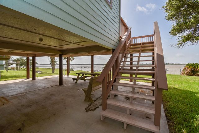 2116 W Bayshore Drive, Palacios, TX 77465