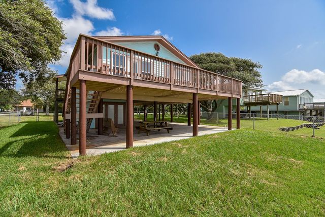 2116 W Bayshore Drive, Palacios, TX 77465