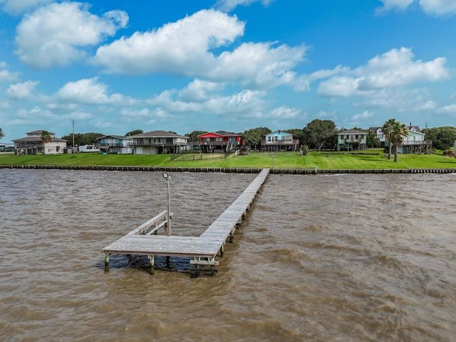 2116 W Bayshore Drive, Palacios, TX 77465
