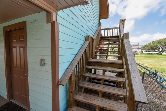 2116 W Bayshore Drive, Palacios, TX 77465