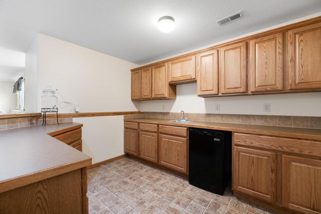 2321 S Cranbrook St, Wichita, KS 67207