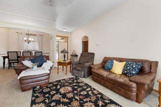 2321 S Cranbrook St, Wichita, KS 67207