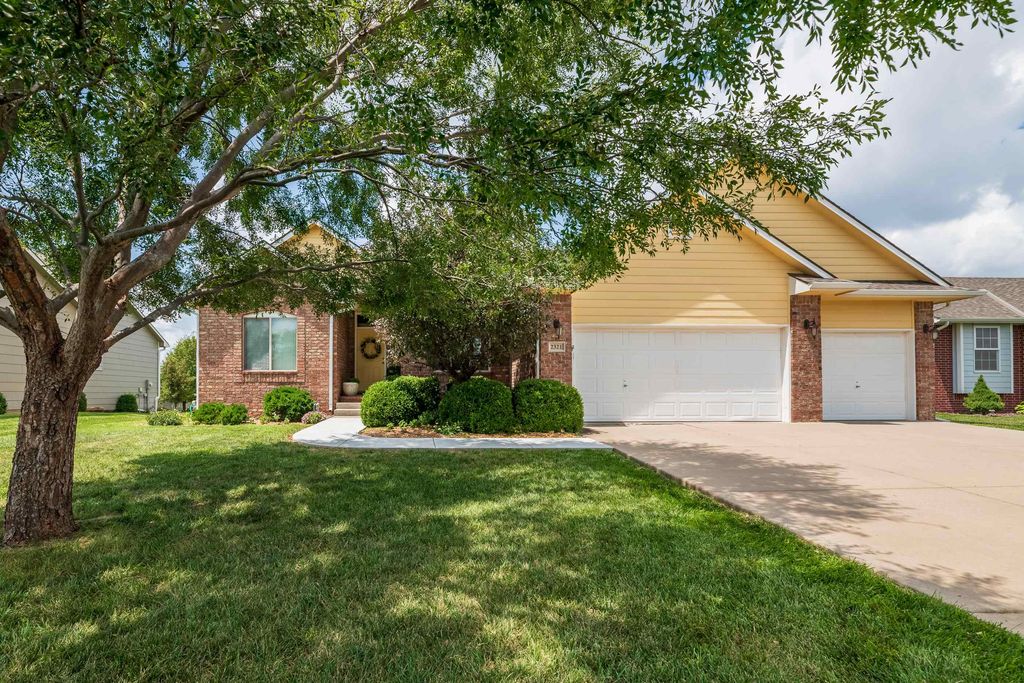 2321 S Cranbrook St, Wichita, KS 67207