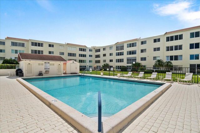 6768 10th Avenue N 410, Greenacres, FL 33467