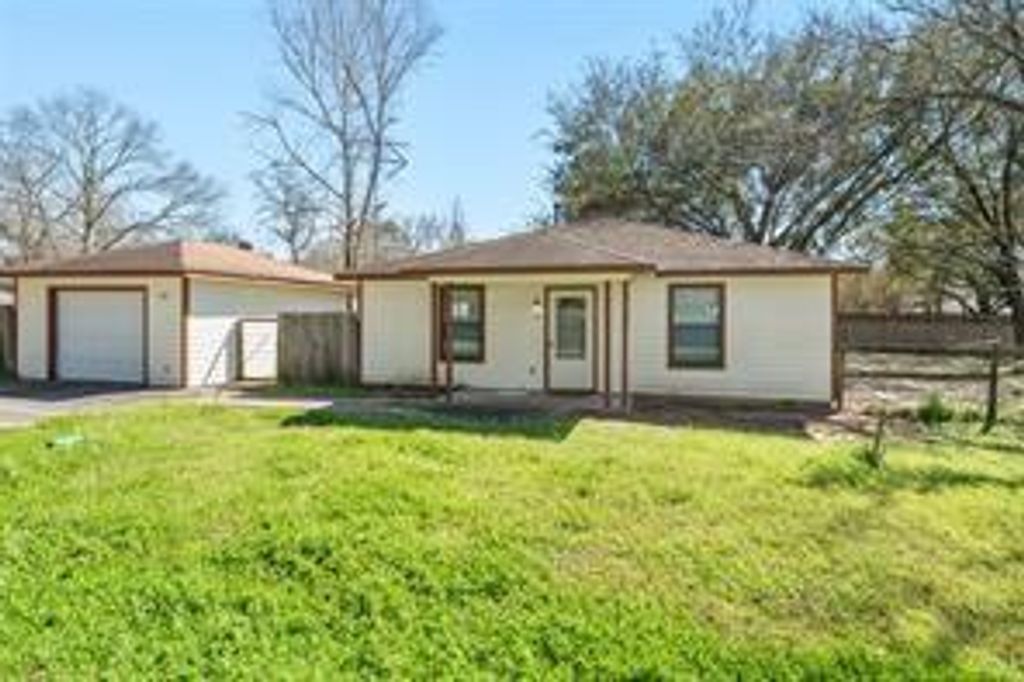 2611 Center Street, Waller, TX 77484