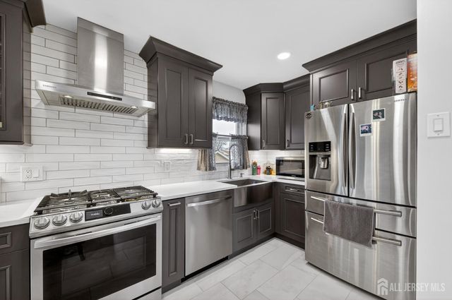 14 Sunnyside Drive, Carteret, NJ 07008