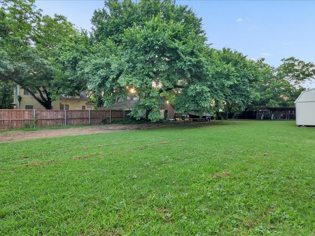 823 S Crockett Street, Sherman, TX 75090