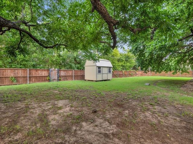 823 S Crockett Street, Sherman, TX 75090