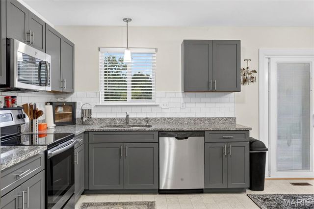 10 Majestic Lakes Court, Moscow Mills, MO 63362