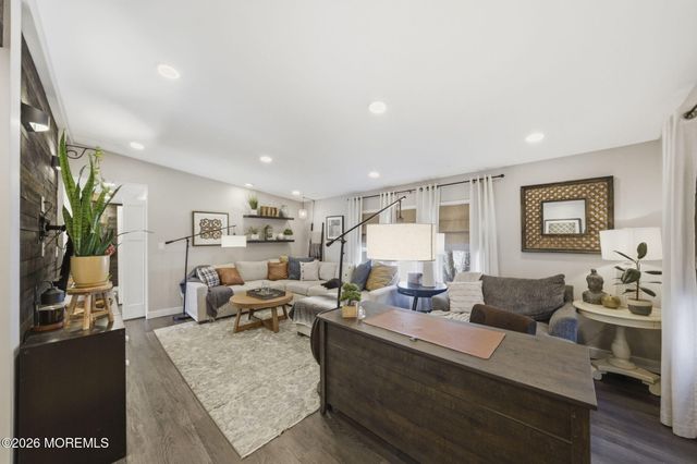 70 Deer Way, Manalapan, NJ 07726