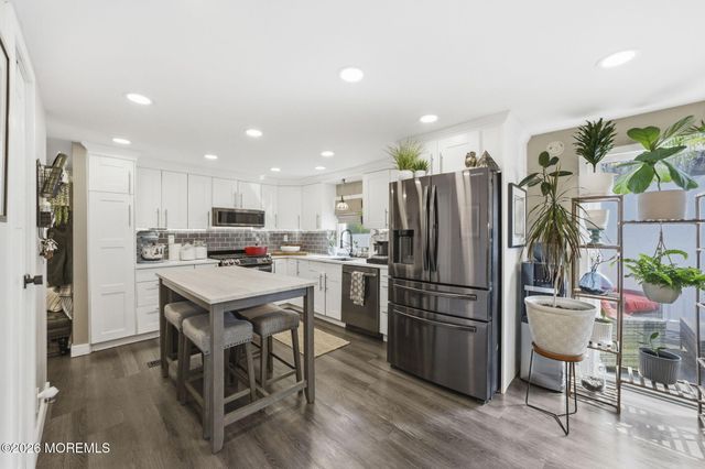 70 Deer Way, Manalapan, NJ 07726