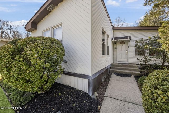 70 Deer Way, Manalapan, NJ 07726