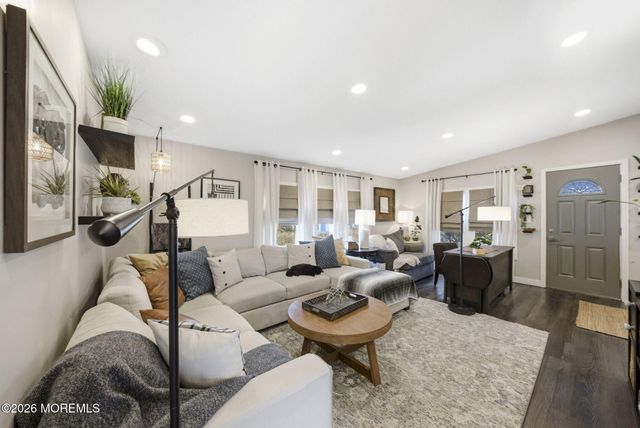 70 Deer Way, Manalapan, NJ 07726