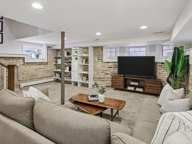 4542 N Leavitt Street, Chicago, IL 60625