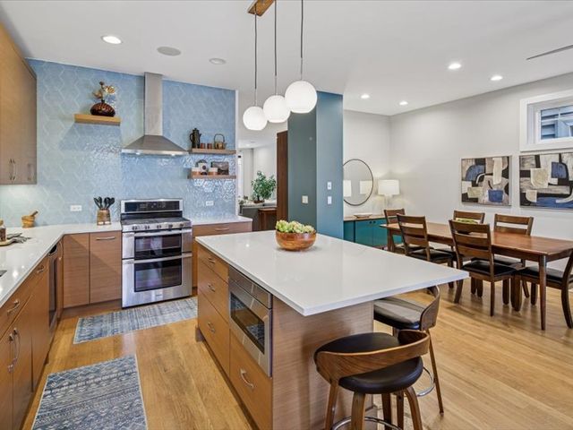 4542 N Leavitt Street, Chicago, IL 60625