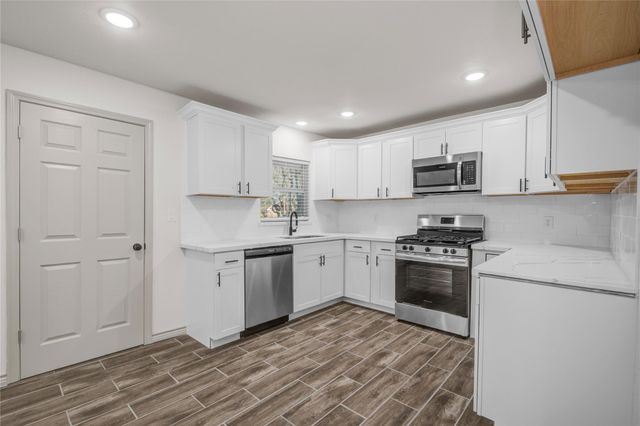 1530 W 10th Street, Freeport, TX 77541