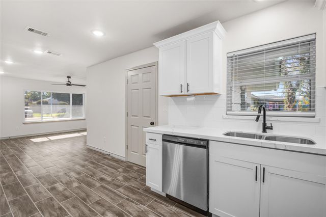 1530 W 10th Street, Freeport, TX 77541