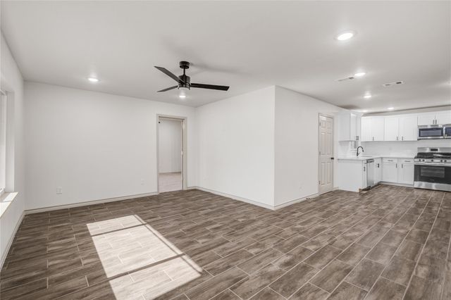 1530 W 10th Street, Freeport, TX 77541