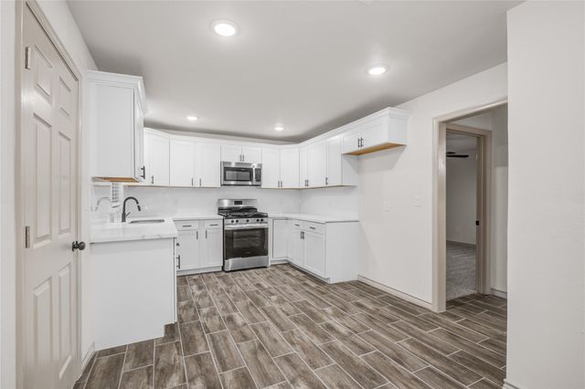 1530 W 10th Street, Freeport, TX 77541