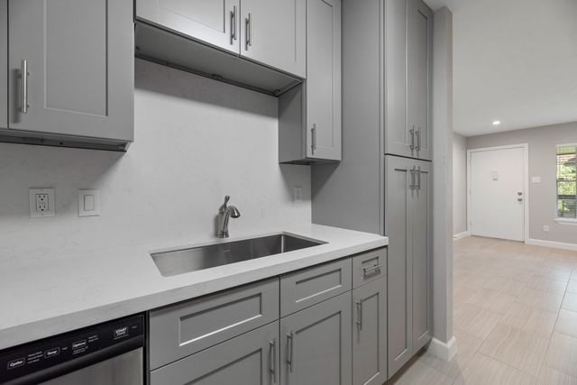 2250 Bering Drive 1O4, Houston, TX 77057