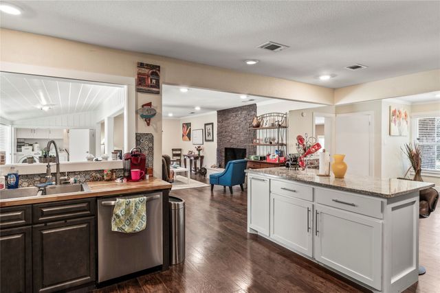 400 W Cayuga Drive, Athens, TX 75751