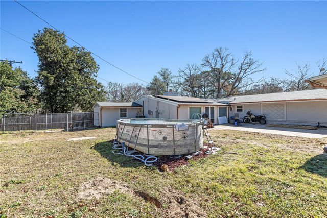 400 W Cayuga Drive, Athens, TX 75751