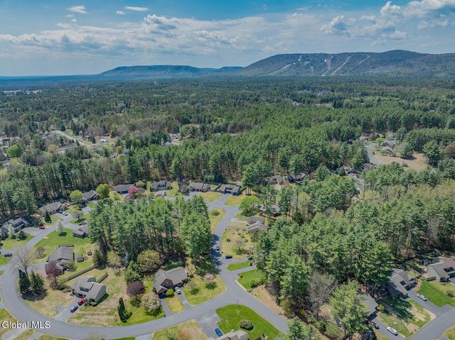 2 Queen Ann Court, Queensbury, NY 12804