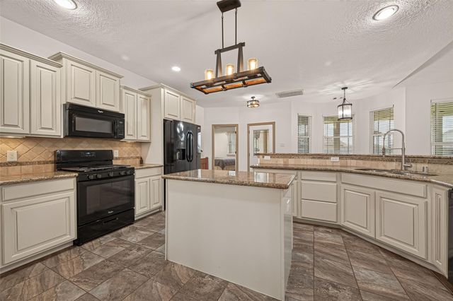 14063 Belmont Circle, Mont Belvieu, TX 77523