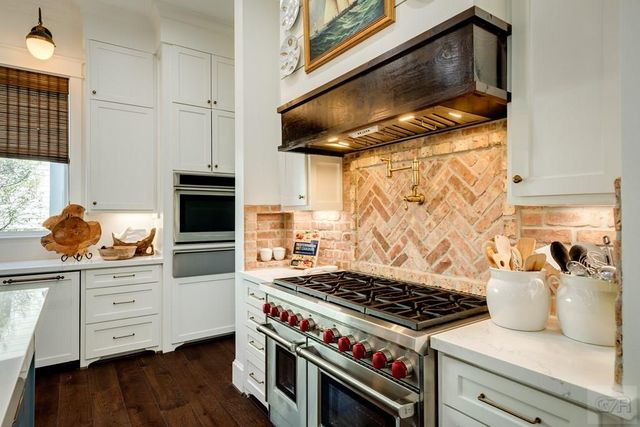 7 Caroline, Galveston, TX 77554