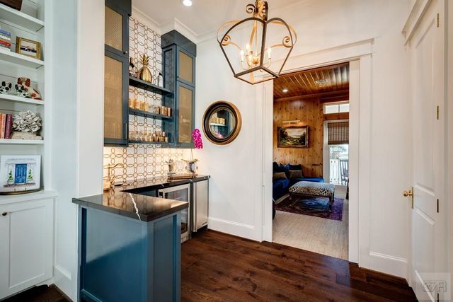 7 Caroline, Galveston, TX 77554