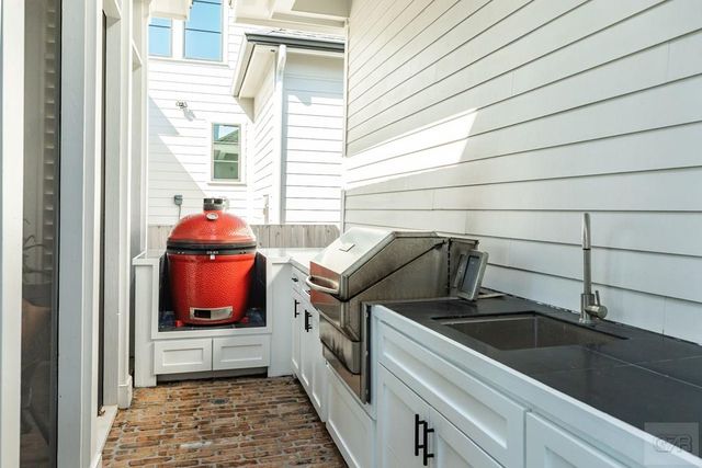 7 Caroline, Galveston, TX 77554