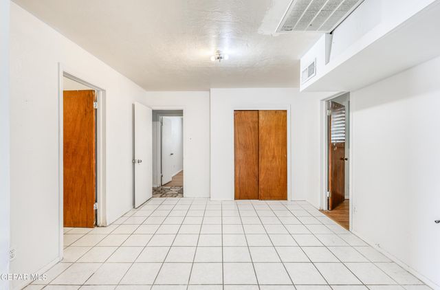 1037 N CLARK Drive, El Paso, TX 79905