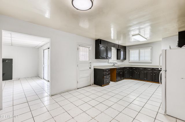 1037 N CLARK Drive, El Paso, TX 79905